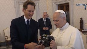 Papież otrzymał nietypowy prezent. Był wyraźnie zaskoczony