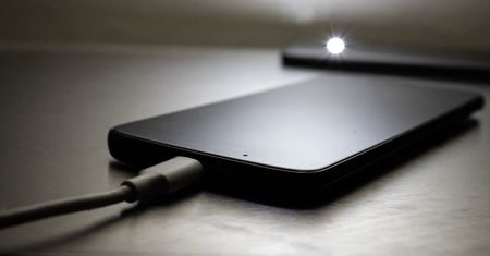 Czas ładowania baterii w telefonie. Co ma największy wpływ?