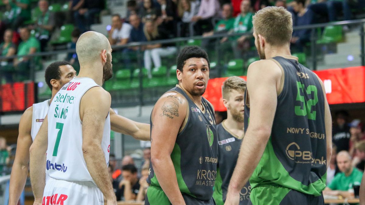 WP SportoweFakty / Artur Lawrenc / Na zdjęciu: mecz Stelmet - Miasto Szkła