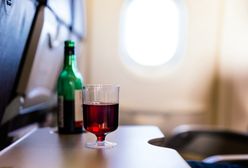 Koniec drinków na pokładzie. Linie lotnicze zawieszają sprzedaż alkoholu