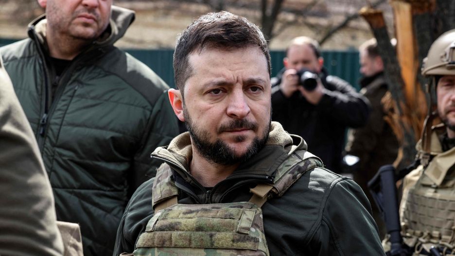 Prezydent Wo?odymyr Ze?enski odwiedzi? Bucz?Ukainian President Volodymyr Zelensky stands in the town of Bucha, northwest of the Ukrainian capital Kyiv, on April 4, 2022. - Ukraine's President Volodymyr Zelensky said on April 3, 2022 the Russian leadership was responsible for civilian killings in Bucha, outside Kyiv, where bodies were found lying in the street after the town was retaken by the Ukrainian army. (Photo by RONALDO SCHEMIDT / AFP)RONALDO SCHEMIDT