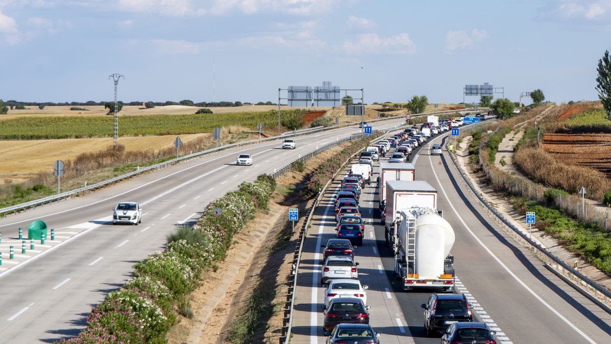 Traffic jam in the highway
During the summer, transfers from the most populous cities to those on the coast often create traffic jams on motorways and freeways. The image is taken in Spain and you can see how the lane towards the coast is full of stopped cars while the return lane has little traffic.
AngelPietro