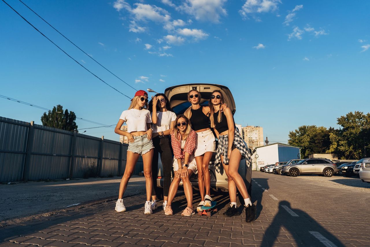 VSCO girl. Kto kryje się za tą enigmatyczną nazwą? Poznaj najmodniejszy trend wśród dziewcząt