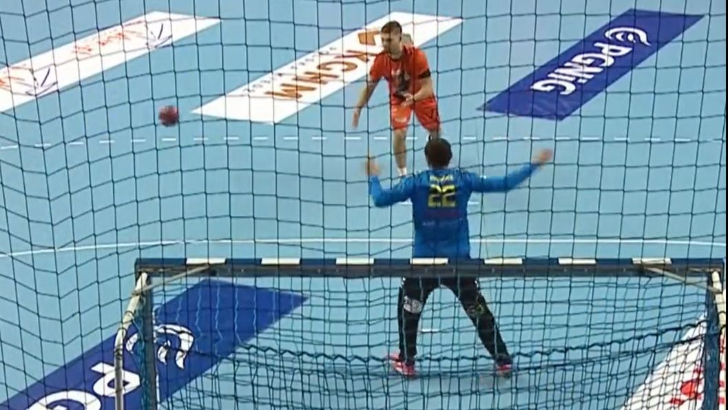 Twitter / PGNiG Superliga / Na zdjęciu: Roman Czyczykało pudłuje z rzutu karnego