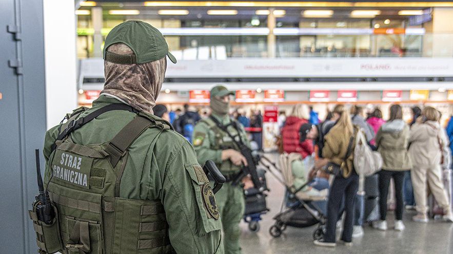 Pasażerka z napisem "bomba" na czole na lotnisku w Warszawie 