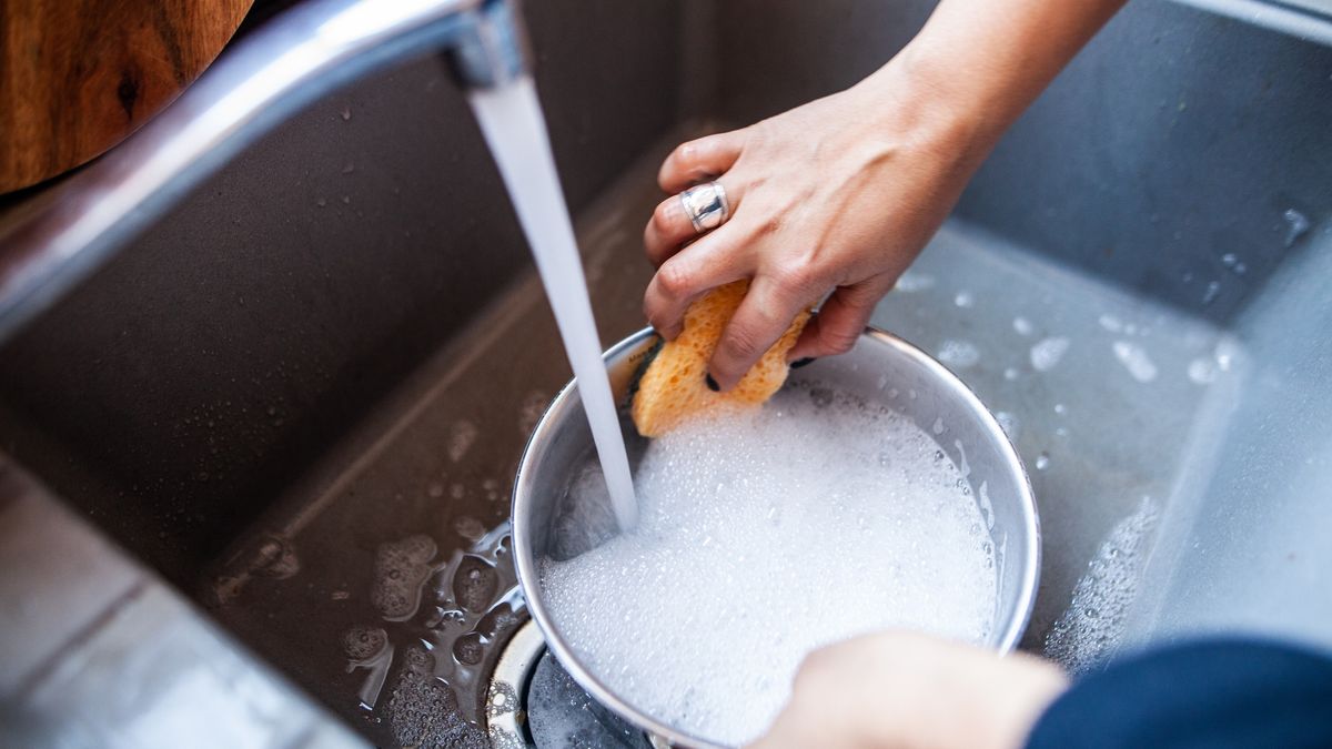 Zmywanie naczyń. UOKiK przetestował płyny, który wypadł najlepiej?