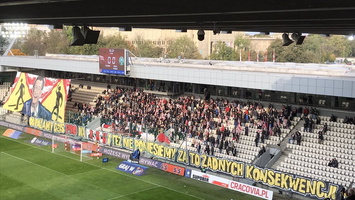 Zdjęcie okładkowe artykułu: Twitter / Konrad Kaczmarczyk / Na zdjęciu: oprawa kibiców Cracovii podczas meczu z Wartą Poznań