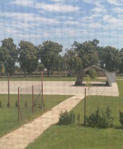 Koronawirus. Pod szkołą w Łowiczu rozstawili namiot do przeprowadzania testów na COVID-19