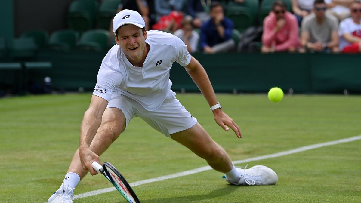 LONDON, ENGLAND - JUNE 27: Hubert Hurkacz of Poland plays a forehand against Alejandro Davidovich Fokina of Spain during the Men's Singles First Round match during Day One of The Championships Wimbledon 2022 at All England Lawn Tennis and Croquet Club on June 27, 2022 in London, England. (Photo by Justin Setterfield/Getty Images)