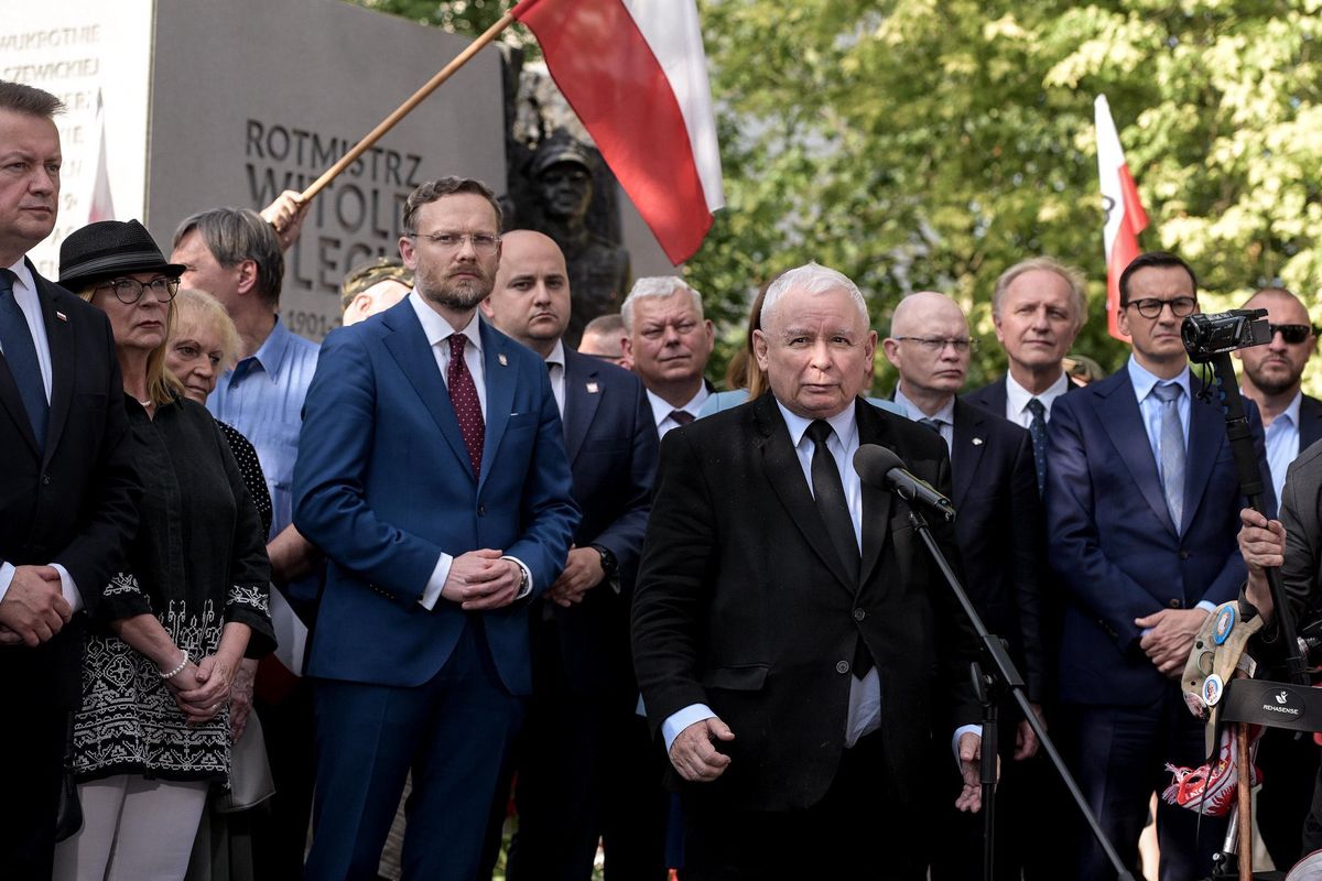 Jarosław Kaczyński, za nim Zbigniew Bogucki