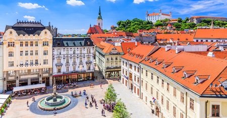 Jedna z najmłodszych stolic na świecie. Znajduje się niedaleko Polski