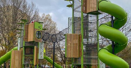 Warszawa. Nowy plac zabaw na Wawrzyszewie. Zjeżdżalnia w kształcie krokodyla
