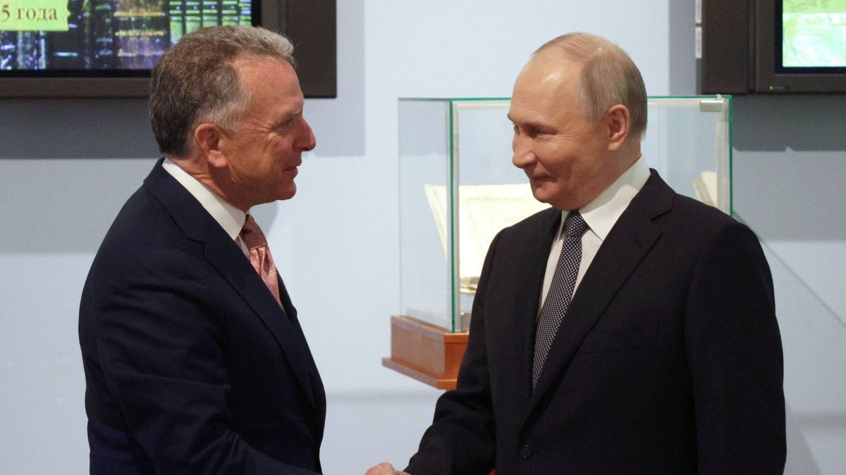 Russian President Putin meets US special envoy Witkoff in St. Petersburg
epa12025332 Russian President Vladimir Putin shakes hands with US Special Envoy to the Middle East Steve Witkoff (L) during a meeting in St. Petersburg, Russia, 11 April 2025.  EPA/GAVRIIL GRIGOROV/SPUTNIK/KREMLIN / POOL  MANDATORY CREDIT 
Dostawca: PAP/EPA.
GAVRIIL GRIGOROV/SPUTNIK/KREMLIN / POOL
US special envoy, US Special Envoy to the Middle East, Russian president