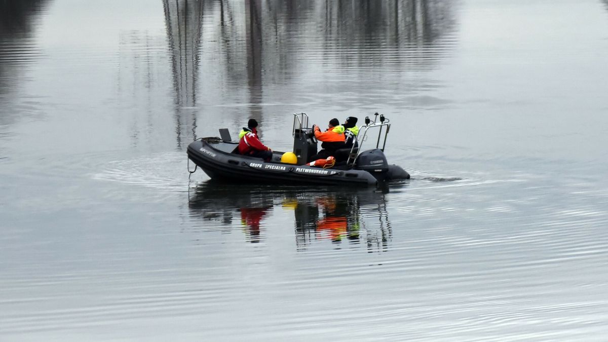 Poszukiwania Piotra Kijanki
01.02.2018Krakow. Trwaja poszukiwania zaginionego 6 stycznia 2018 mieszkanca Krakowa Piotra Kijanki. Na zlecenie rodziny Wisle przeszukuje Grupa Specjalna Pletwonurkow RP  Fot. M.Lasyk/REPORTER
Marek Lasyk/REPORTER