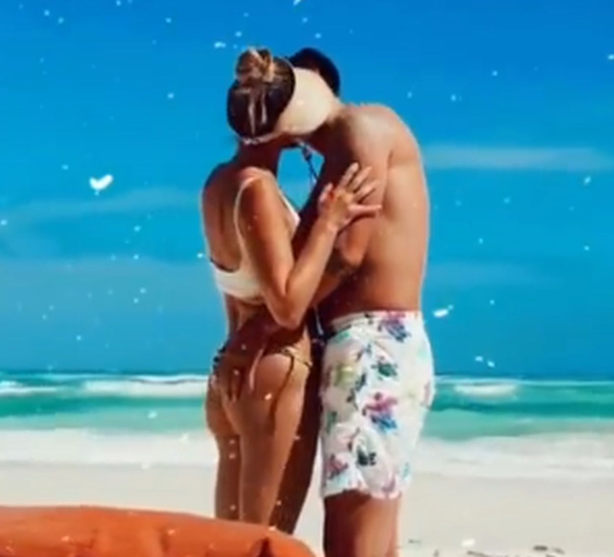 Małgorzata Rozenek i Radosław Majdan całują się na tle oceanu