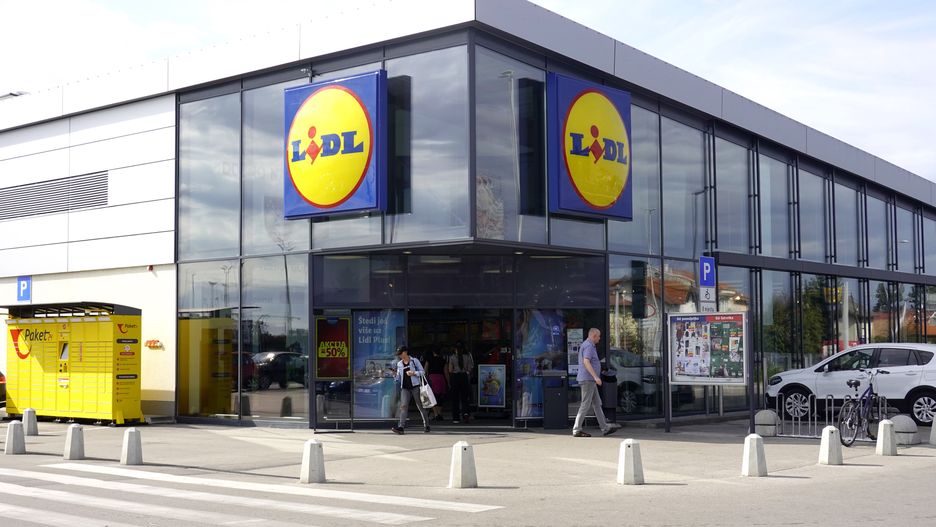 General view of a Lidl market in Zagreb, Croatia, 04 October 2023. Croatian National Bank (HNB) announced that a surplus of EUR 0.6 billion was realized on the current and capital accounts of the balance of payments in the second quarter of 2023. The balance of gross foreign debt at the end of June 2023 was 56.5 billion EUR or 79.4 percent of GDP, which is 0.3 billion EUR or 2.6 percent of GDP less than at the end of March 2023, which was mainly contributed by the reduction of the debt of the central bank and the general government, followed by the growth of nominal GDP. EPA/ANTONIO BAT Dostawca: PAP/EPA.