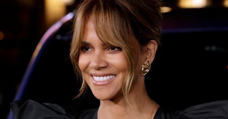 55-letnia Halle Berry odsłania wyrzeźbioną sylwetkę na premierze filmu "Moonfall" w Los Angeles (ZDJĘCIA)