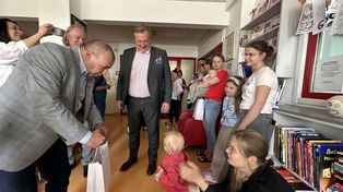 Prezenty z okazji Dnia Dziecka dla najmłodszych pacjentów sandomierskiego szpitala