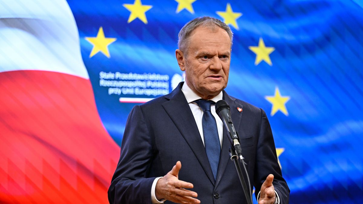 Bruksela, Belgia, 19.12.2025. Premier RP Donald Tusk rozmawia z mediami w siedzibie Stałego Przedstawicielstwa Rzeczypospolitej Polskiej przy UE po zakończeniu posiedzenia Rady Europejskiej w Brukseli, 19 bm. Tematem rozmów europejskich przywódców były m.in. pomoc dla Ukrainy, w tym postępy w procesie pokojowym oraz wsparcie finansowe na najbliższe dwa lata. (amb) PAP/Wiktor Dąbkowski