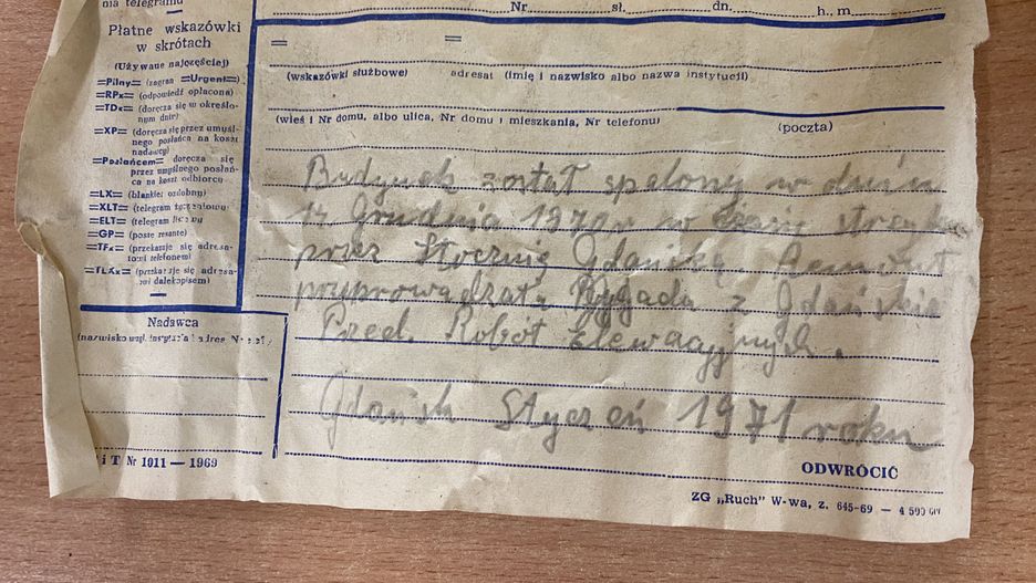 Notatka stworzona przez robotników pracujących przy odbudowie spalonego po części dworca w 1971 r.
