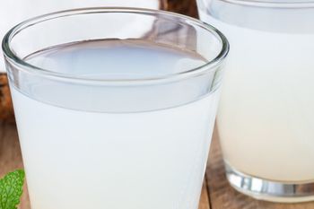 Polacy rzadką ją piją, a nawadnia lepiej niż cokolwiek innego. Wystarczy szklanka, by nabrać sił