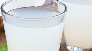 Polacy rzadką ją piją, a nawadnia lepiej niż cokolwiek innego. Wystarczy szklanka, by nabrać sił