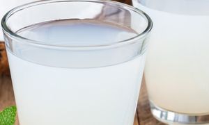 Polacy rzadko ją piją, a nawadnia lepiej niż cokolwiek innego. Wystarczy szklanka, by nabrać sił