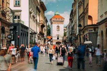 Pogoda w Krakowie. Prognoza na środę 17 czerwca. Umiarkowane chmury, przelotny deszcz i lokalne burze przed południem