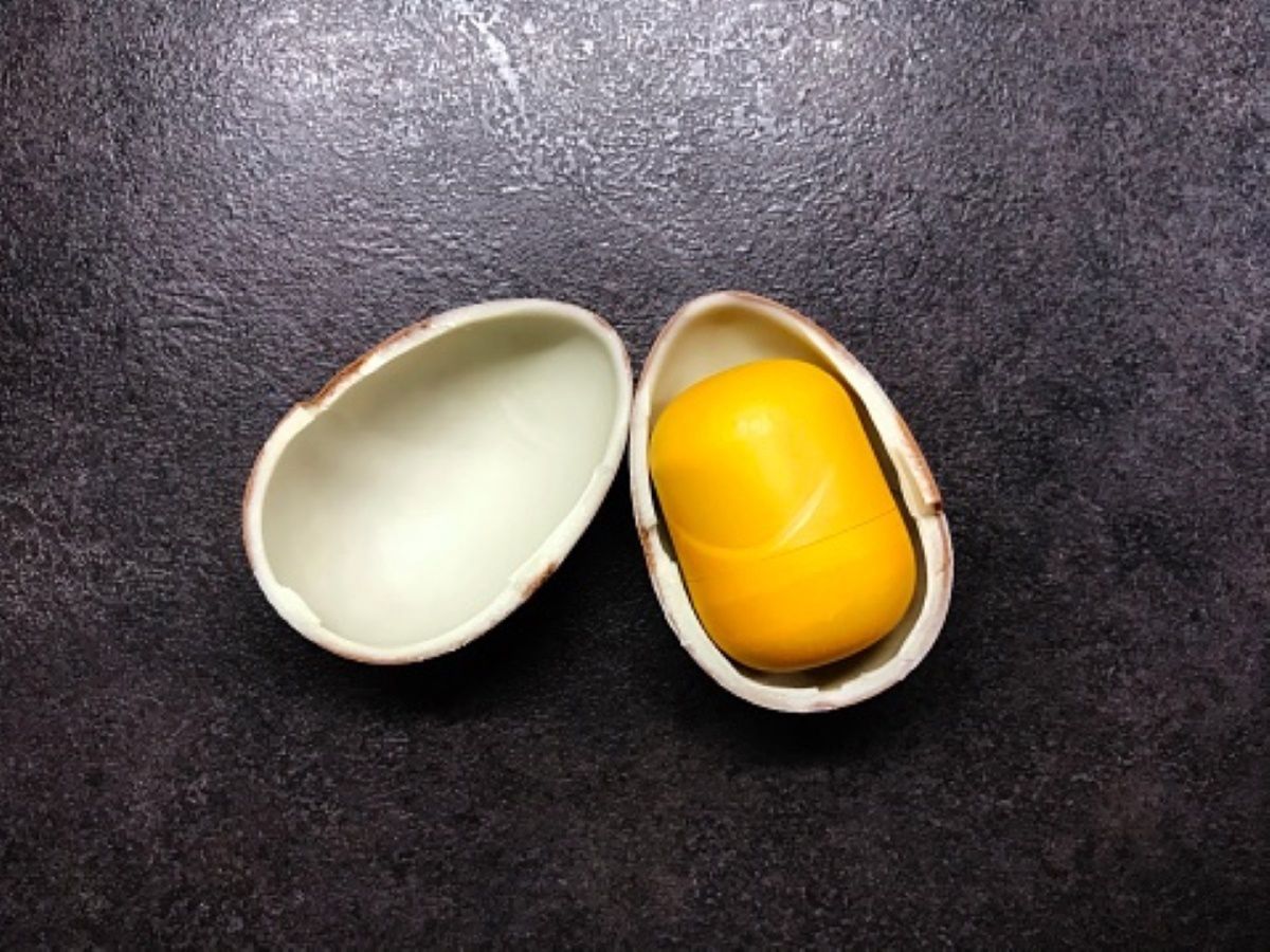 Otworzyli jajko z niespodzianką. Jego zawartość zdumiała policjantów