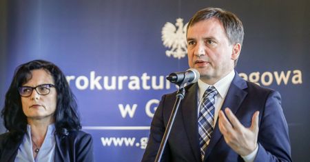 Bliska Ziobrze prokurator została zawieszona. Nadal pobiera wysoką pensję