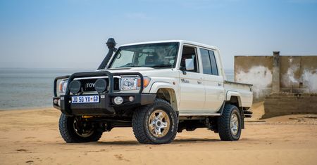 Chcesz prawdziwą terenówkę z salonu? Jedź do Gambii i kup oryginalną Toyotę Land Cruiser