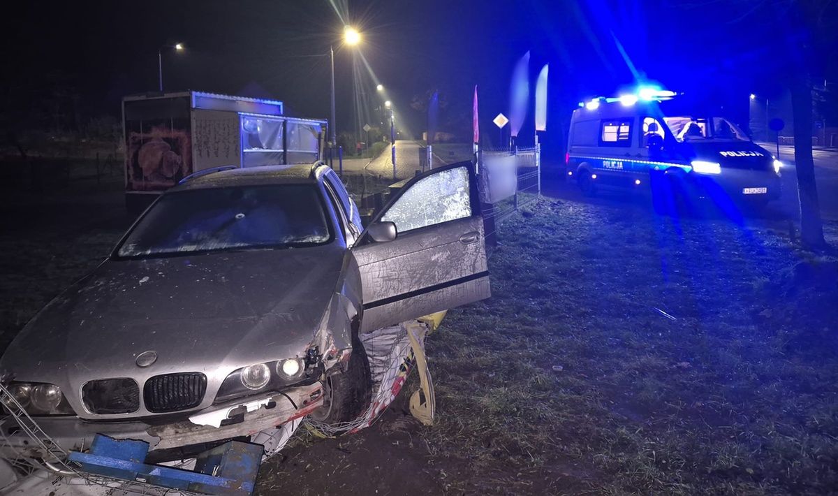 Pijany kierowca BMW wjechał w punkt gastronomiczny w Szydłowie. Grożą mu surowe konsekwencje