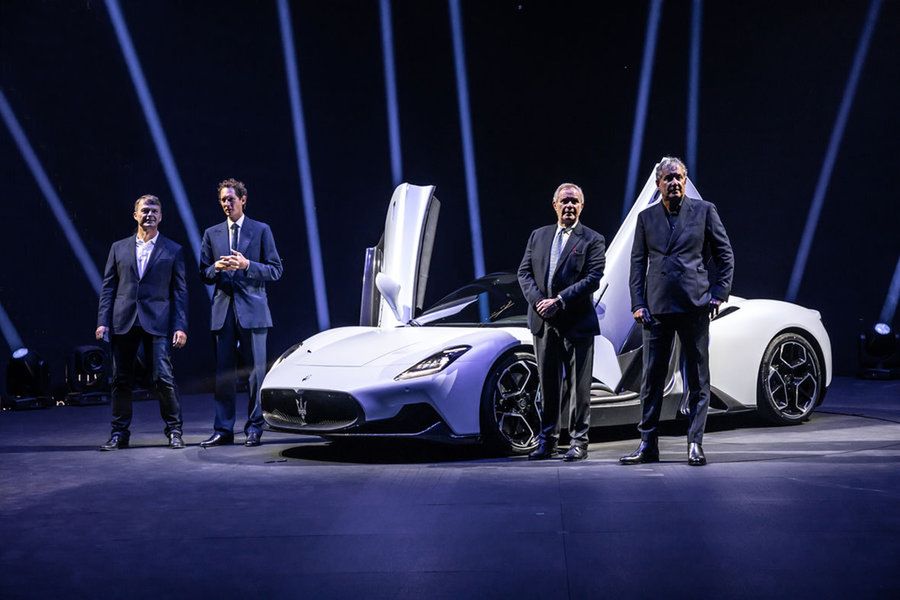 Maserati MC20 z nowym zarządem marki. Po lewej Mike Manley i John Elkann z FCA, po prawej Harald Wester i Davide Grasso z Maserati (fot. Maserati)