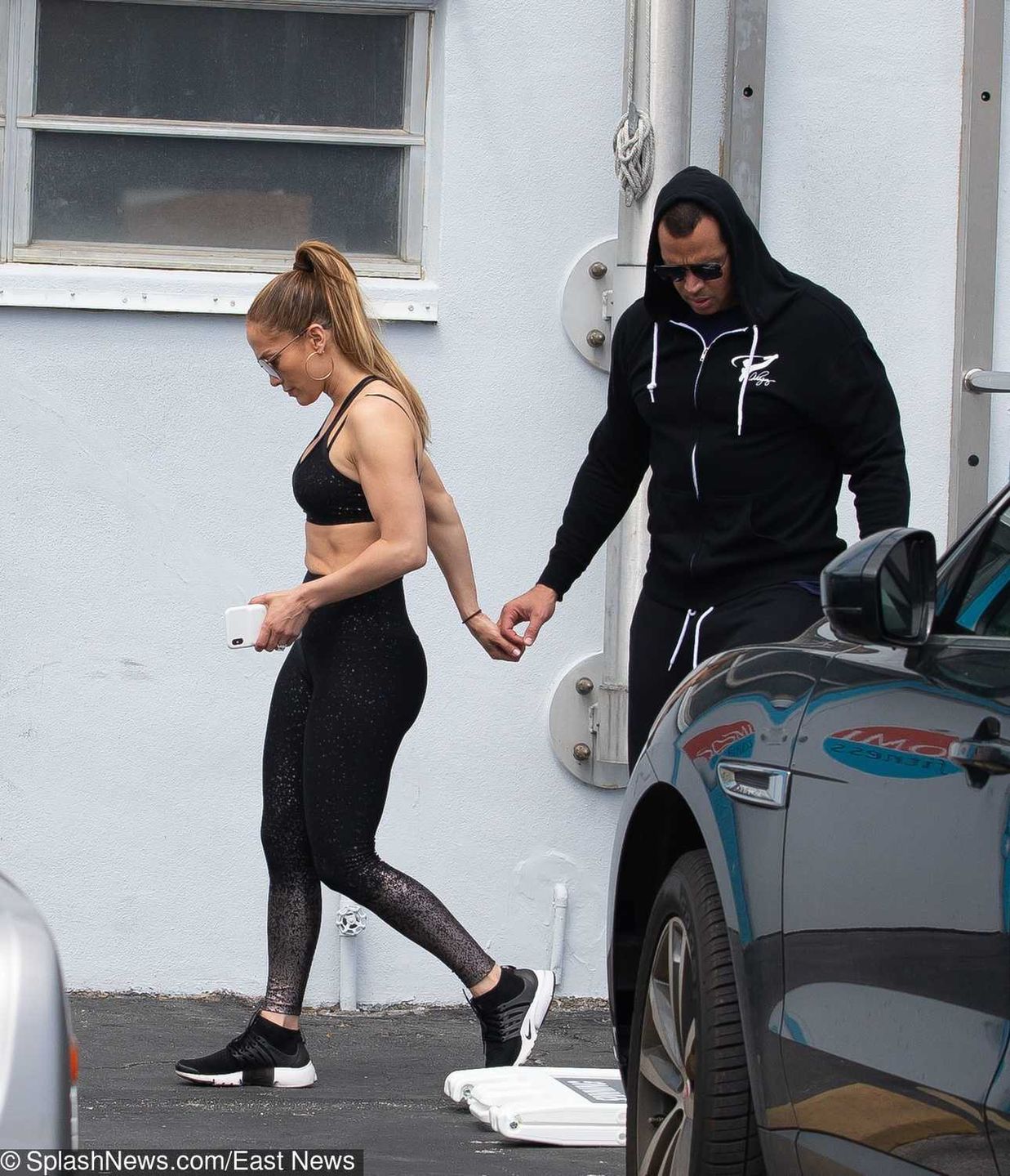 Jennifer Lopez w sportowym staniku wychodzi z siłowni z A. Rodem