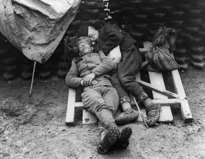 Serbski żołnierz śpiący ze swoim ojcem, który przyjechał odwiedzić go na froncie (ok. 1914).