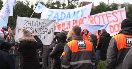 Protest przedstawicieli spółek wodociągowych przed siedzibą Wód Polskich w Szczecinie