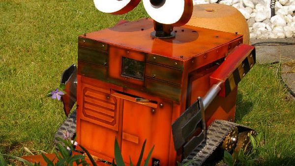 Niemiecki wynalazca buduje działającą replikę WALL-E [wideo] 1