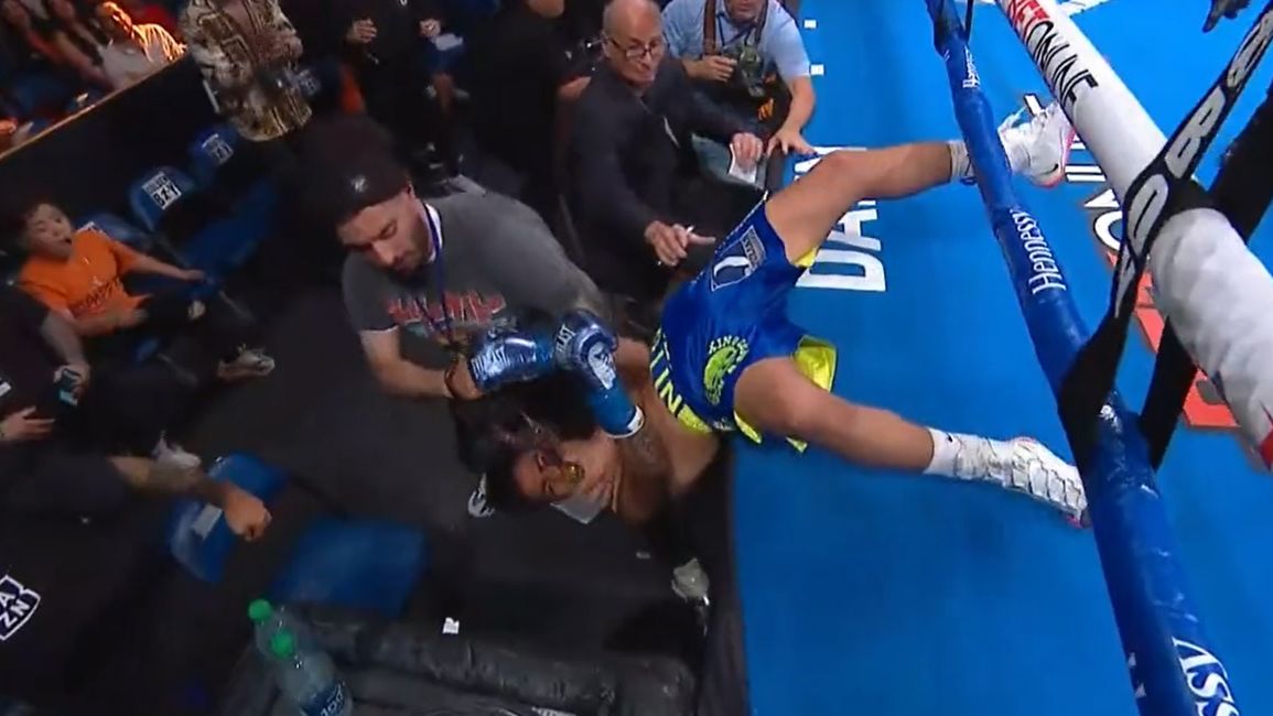 Zdjęcie okładkowe artykułu: Twitter / Jan Salvatierra wypadł z ringu po nokaucie z rąk Johna Ramireza