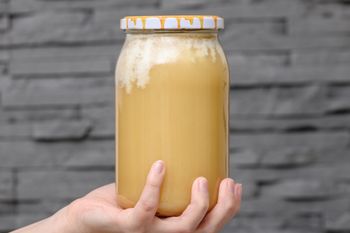 Taki osad na miodzie to bardzo ważny znak. Niewielu wie, co oznacza i czy można go bezpiecznie jeść