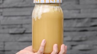 Taki osad na miodzie to bardzo ważny znak. Niewielu wie, co oznacza i czy można go bezpiecznie jeść