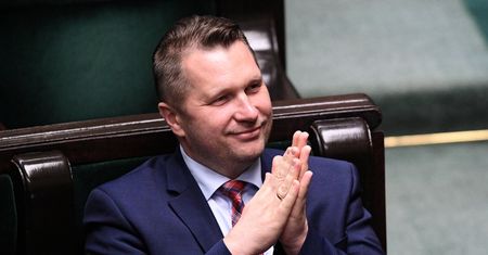 Przemysław Czarnek potwierdza, że był w szpitalu. Pisze jednak o "nadużyciu"