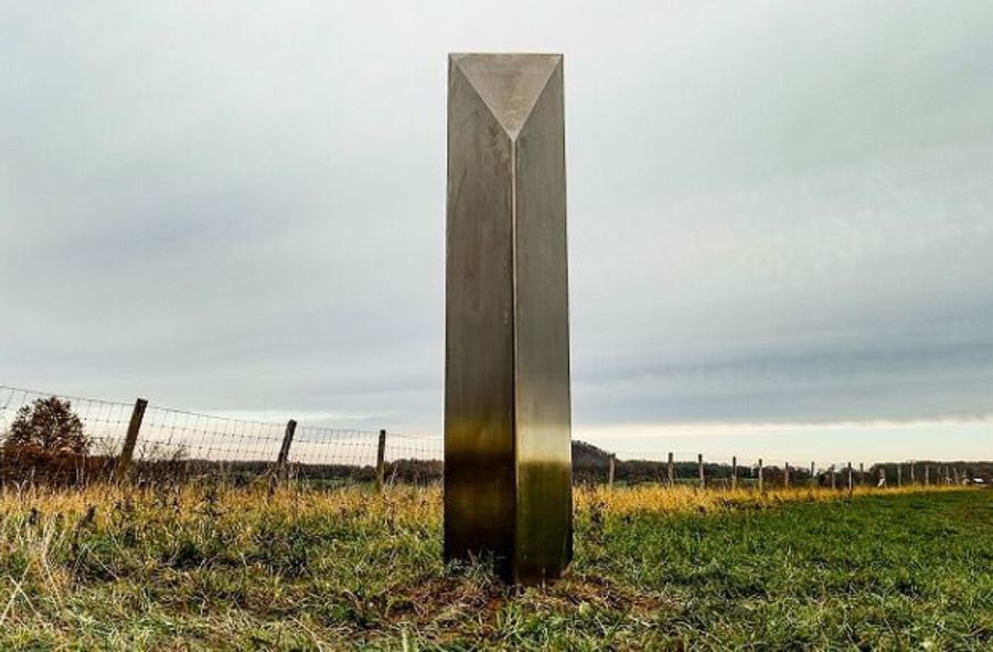 W Walii pojawił się tajemniczy, metalowy monolit