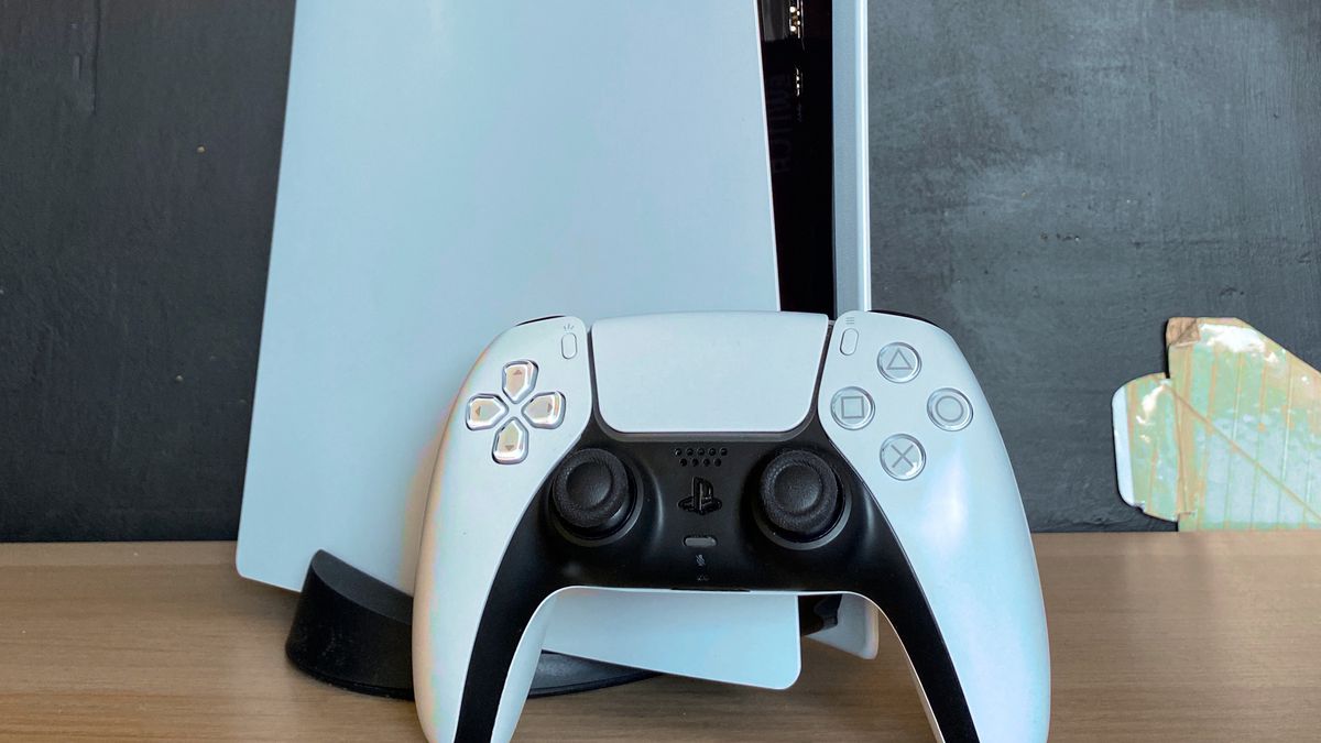 Którą konsolę kupić w 2021 roku? (na zdjęciu PS5)