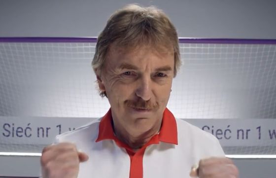 Zbigniew Boniek w piłkarskiej promocji Play ze smartfonami (wideo)