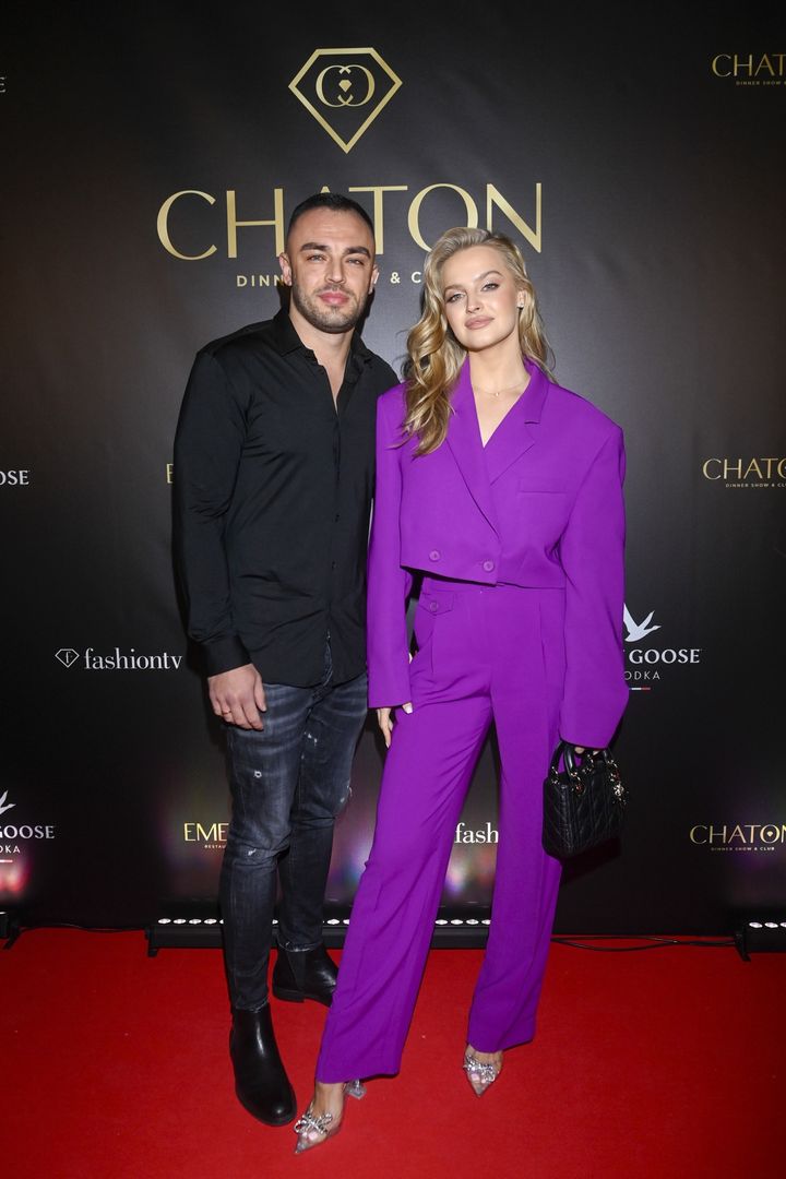 Karolina Pisarek w fioletowym garniturze 