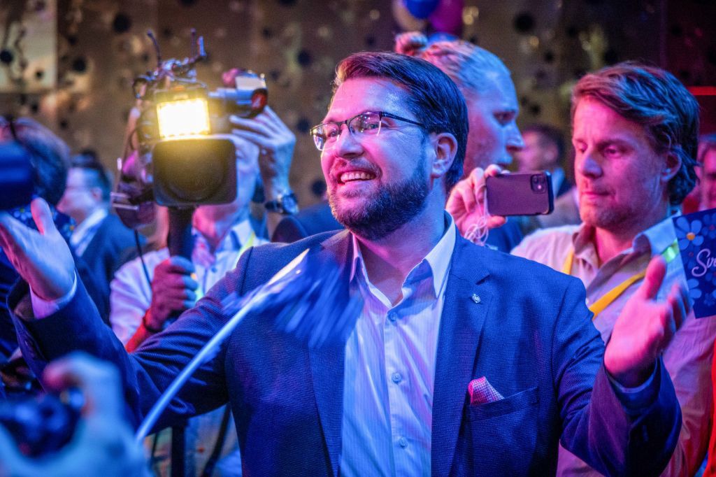 Jimmie Åkesson, szef populistów szwedzkich, cieszy się z dobrego rezultatu jego partii w niedzielnych wyborach