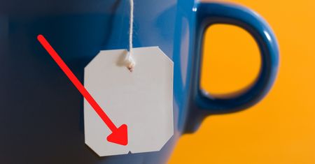 Do czego służy nacięcie na kartoniku w torebkach herbaty? Oto jego zastosowanie