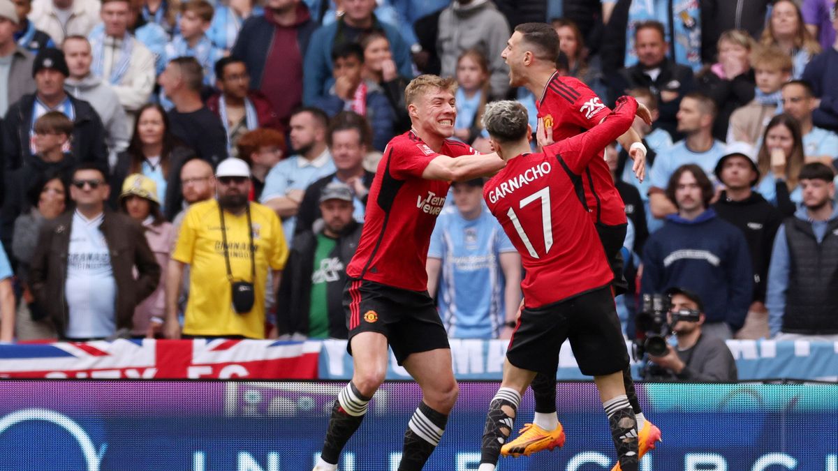 Piłkarze United fetują zdobycie gola w meczu z Coventry