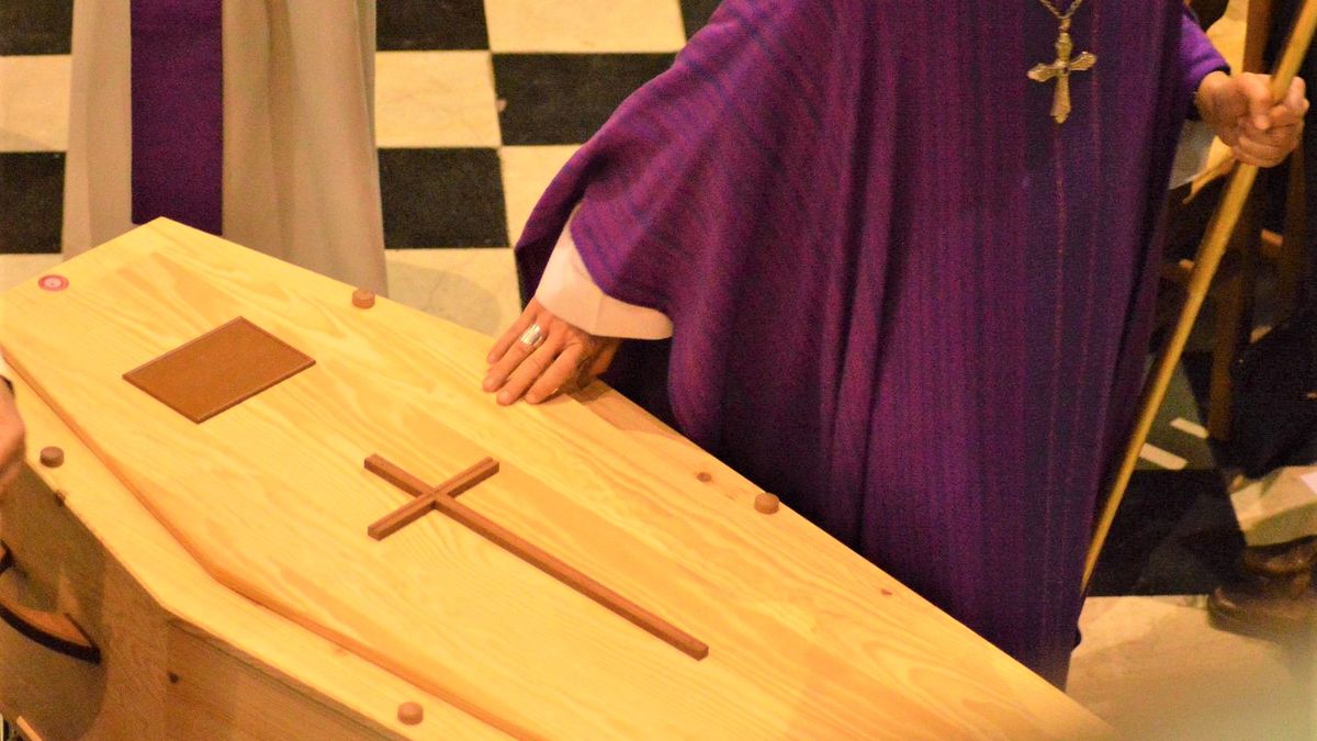 Kuria ukarała księdza, który po pijaku prowadził mszę pogrzebową 