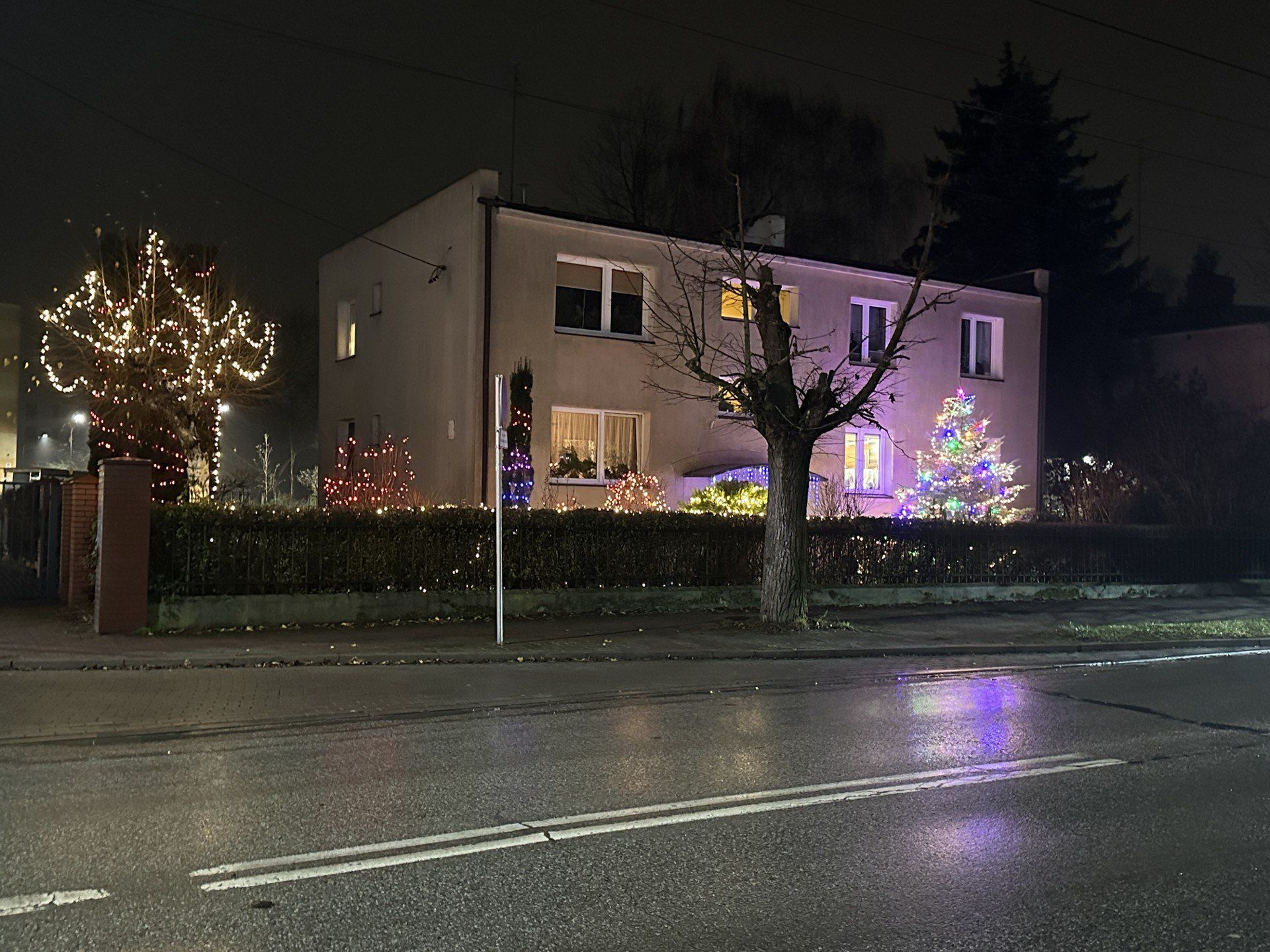 Piękne dekoracje przed Domem Nauczyciela w Grójcu.